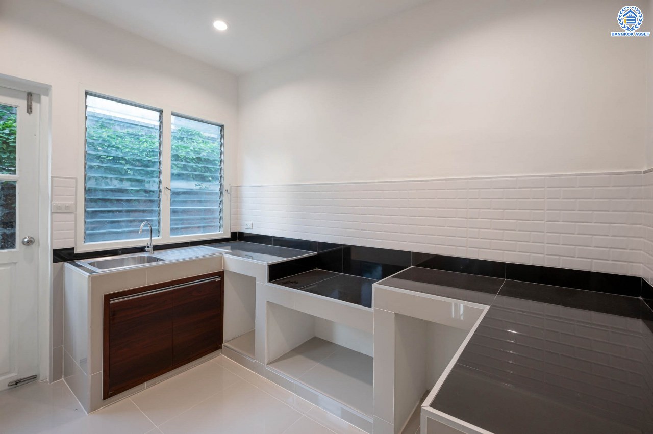 บ้านตกแต่งใหม่ โครงการ มัณฑนา  วัดพระเงิน ตกแต่งหรูหราดีไซน์สุด Classic เนื้อที่ 85.6 ตร.ว ฟังก์ชันจัดเต็ม 3 ห้องนอน 4 ห้องน้ำ 1 ห้องแม่บ้าน จอดรถได้ถึง 2 คัน เชื่อมต่อถนนกาญจนาฯ ใกล้รถไฟฟ้าสายสีม่วง "สถานีสามแยกบางใหญ่" และทางด่วน "ศรีรัช" รายล้อมด้วยสิ่งอำนวยความสะดวกมากมาย